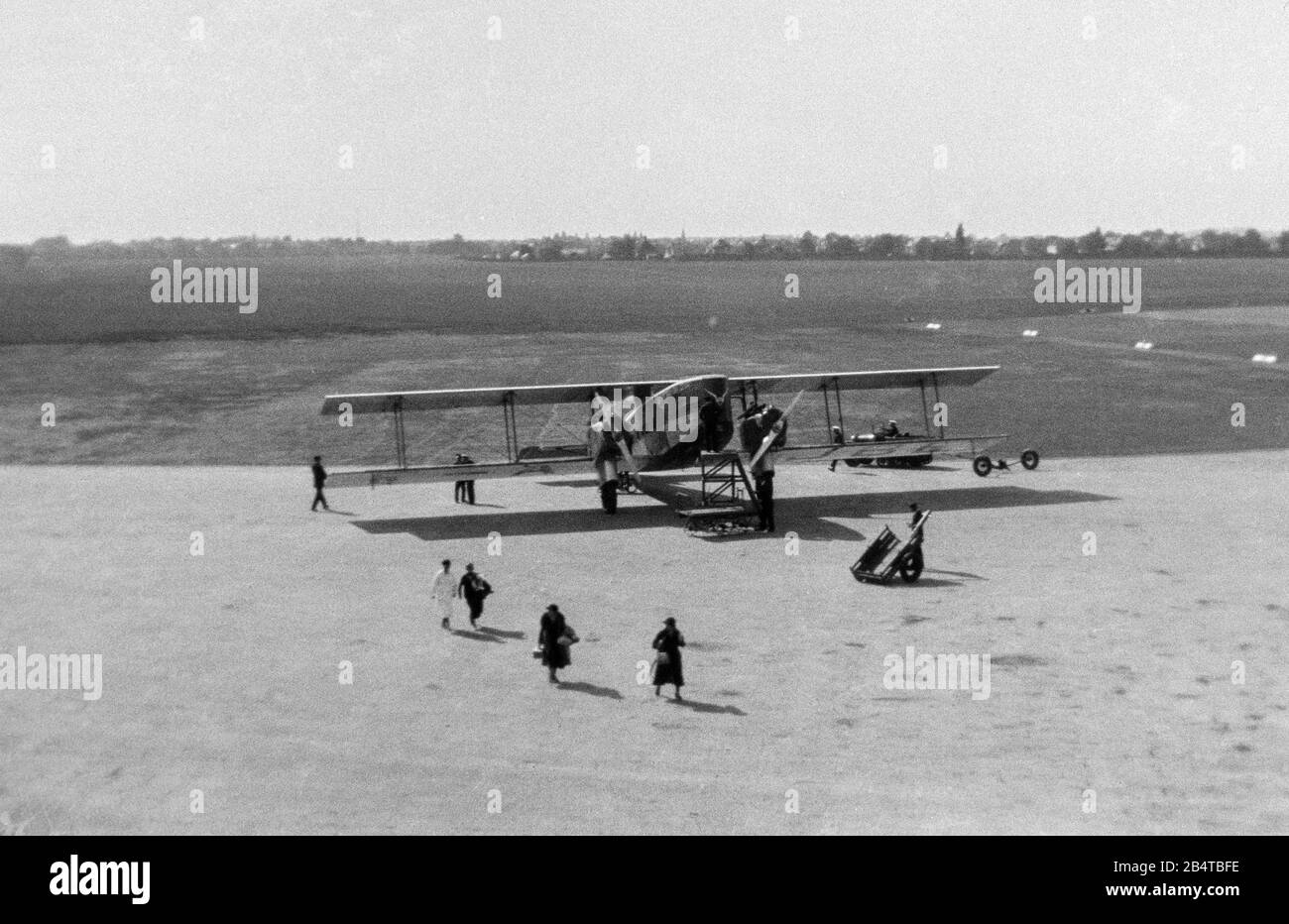 Ein klassisches Schwarzweißfoto, das Passagiere zeigt, die sich aus dem Passagierflugzeug TA Liore et Olivier 213, Registrierung F- AJBE, der Air Union, die Air France wurde, aussteigen. Foto aufgenommen im Oxford Aerodrome, Airport, im Jahr 1933. Stockfoto