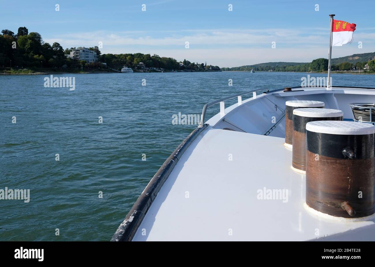 10. September 2019 - Koenigswinter, Deutschland: Blick von einem Flussboot auf den Rhein an einem sonnigen Tag. Stockfoto