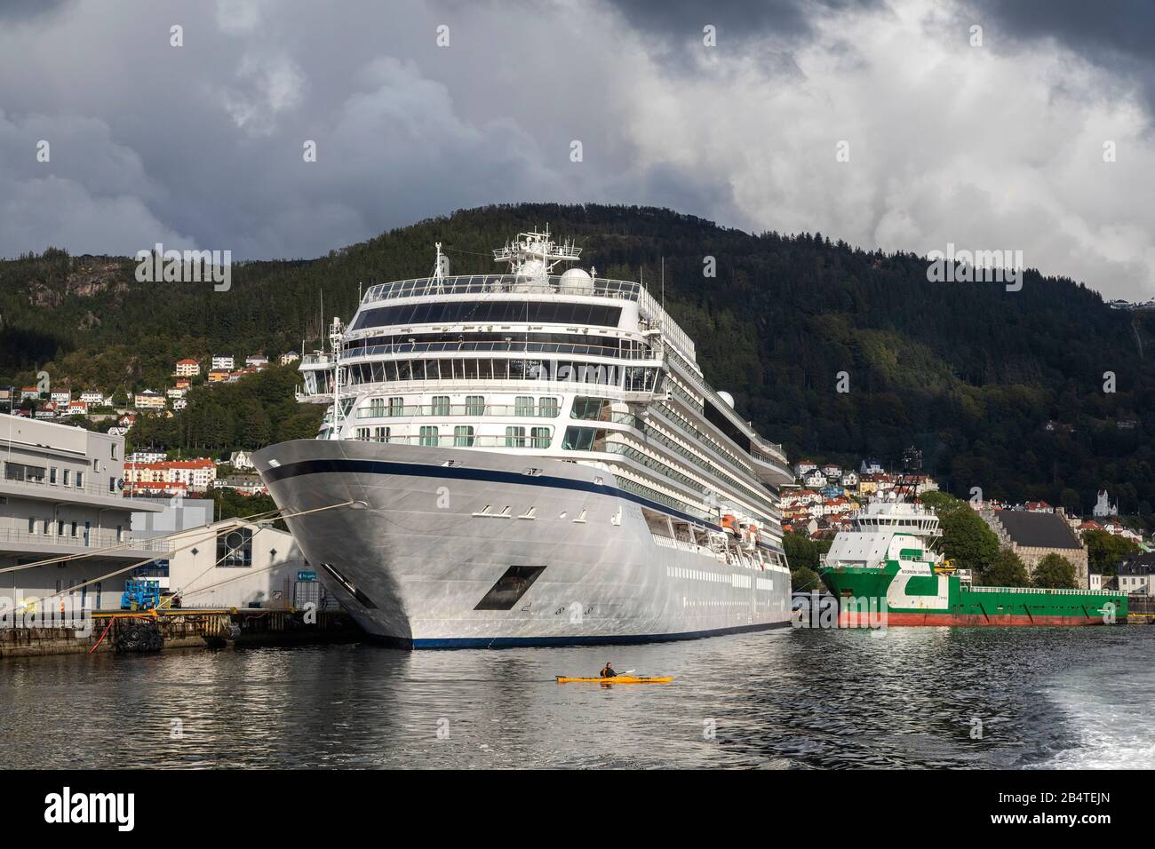 Kreuzfahrtschiff Viking Sea im Hafen von Bergen, Norwegen. Offshore-PSV-Schiff Bourbon Sapphire im Hintergrund Stockfoto