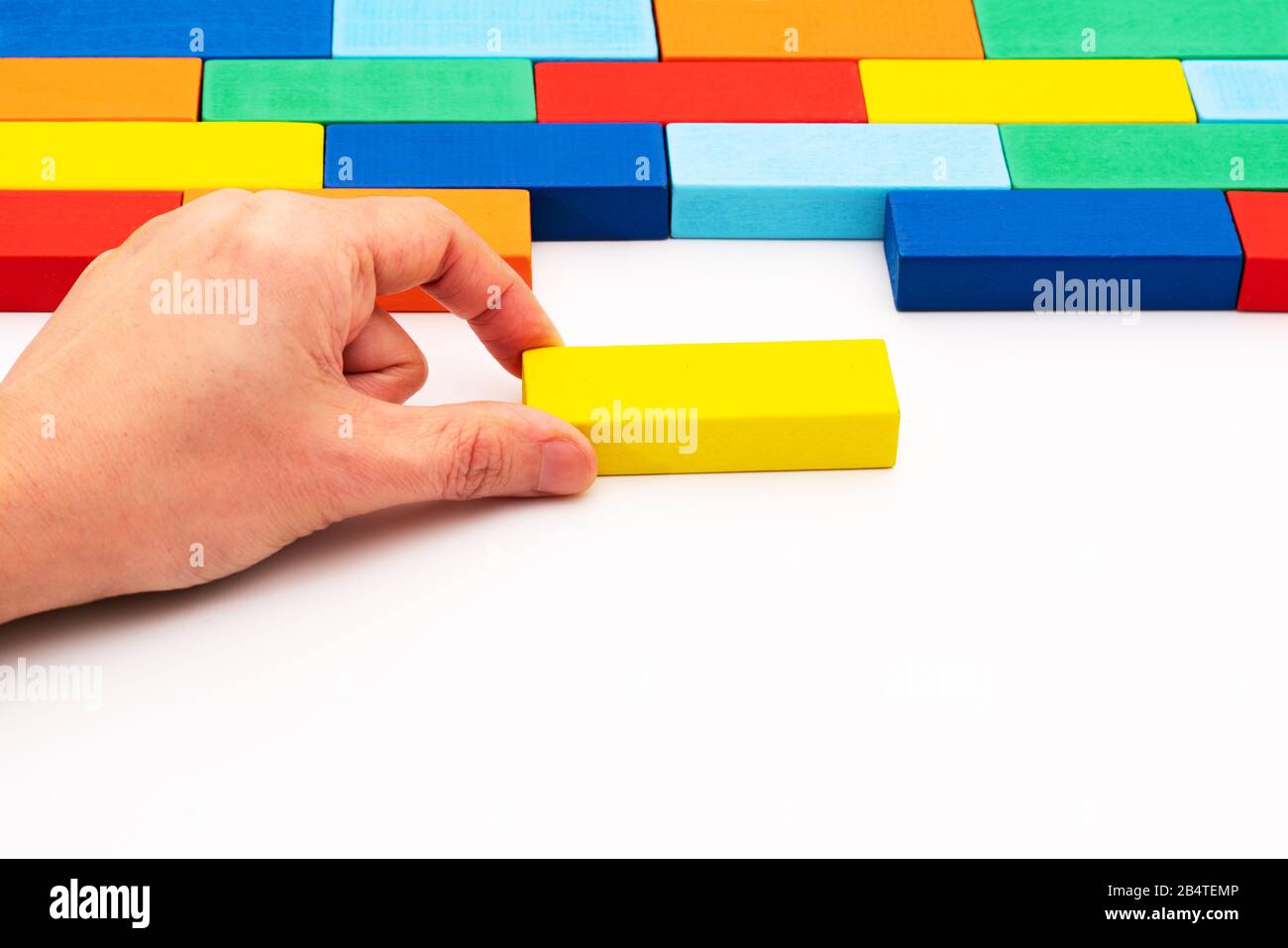Füllen Sie das Konzept der Business-Lösungen aus, ein Holzblock-Puzzle, das in einen leeren Raum passt Stockfoto