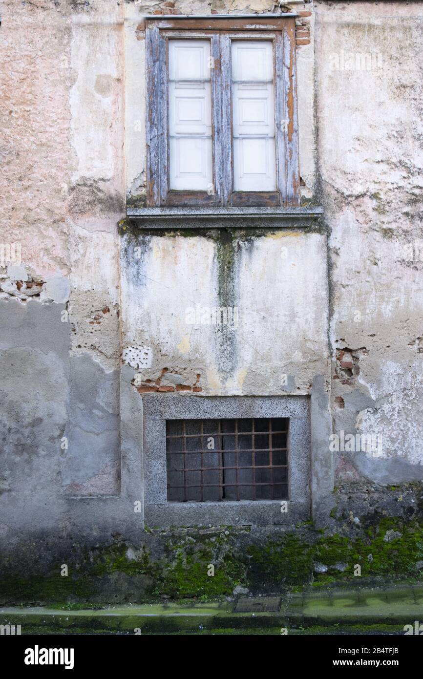 Verfallene Fenster an der Fassade eines verlassenen Gebäudes Stockfoto