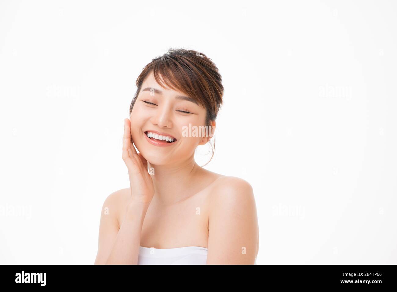 Closeup Portrait von attraktiven asiatischen Frau mit fairen perfekte Teint der Haut isoliert auf Weiss, Stockfoto