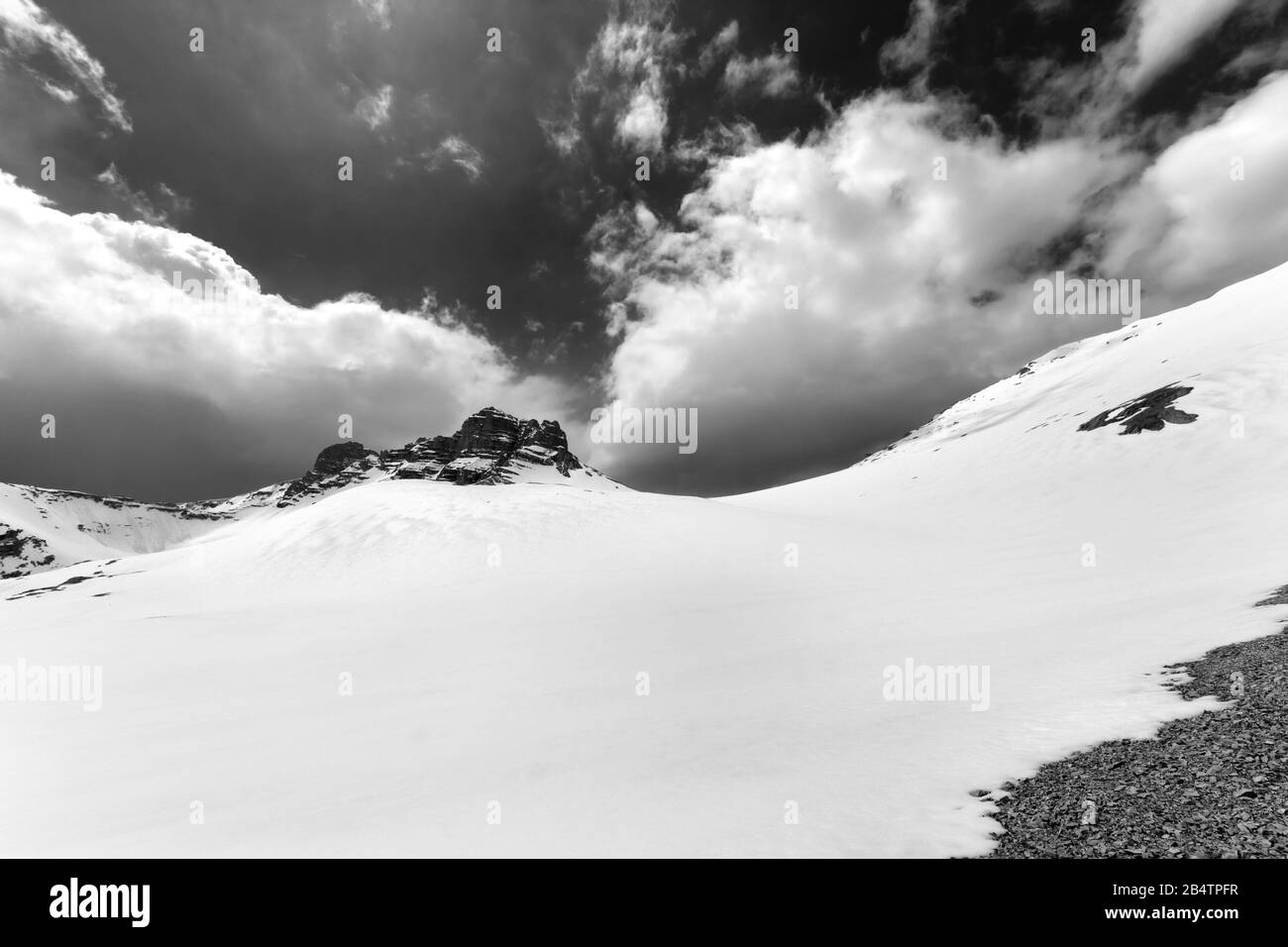 Verschneite Hochebene und Himmel mit Wolken. Türkei, zentrales Taurusgebirge, Aladaglar (Anti-Stier), Hochebene Edigel (Yedi Goller). Weitwinkelansicht. Schwarz und Stockfoto