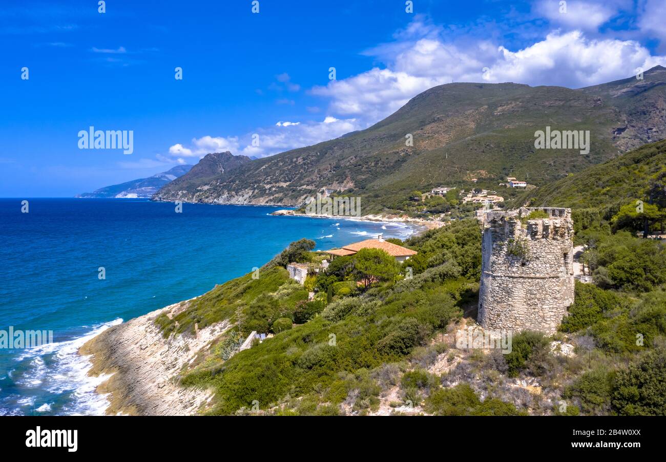 Luftbild der korsischen Küste mit Genueser Wachturm auf Cap Corse bei Farinol. Korsika, Frankreich. Stockfoto