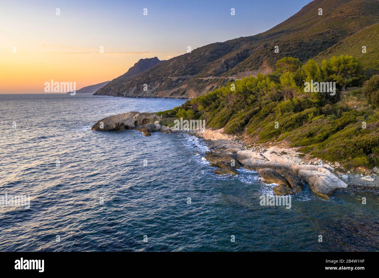 Luftaufnahme der felsigen Küste des korsischen Cap Corse bei Farinole, Korsika, Frankreich Stockfoto