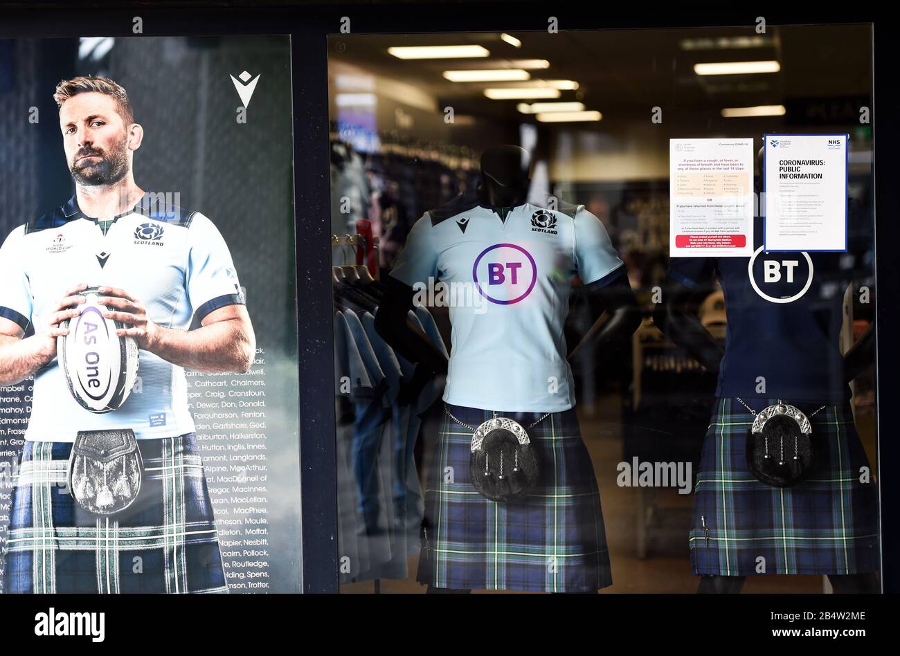 Allgemeiner Blick auf Plakate im Schaufenster des Clubs mit Informationen über das Coronavirus im BT Murrayfield Stadium, Edinburgh. Stockfoto