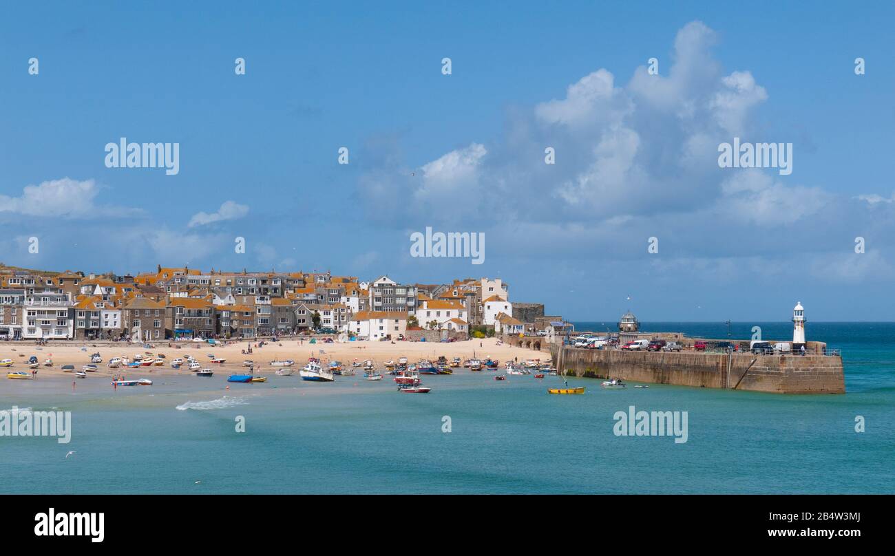 ST Ives Stadt und Hafen, Smeatons Pier mit Leuchtturm, Cornwall, Großbritannien Stockfoto