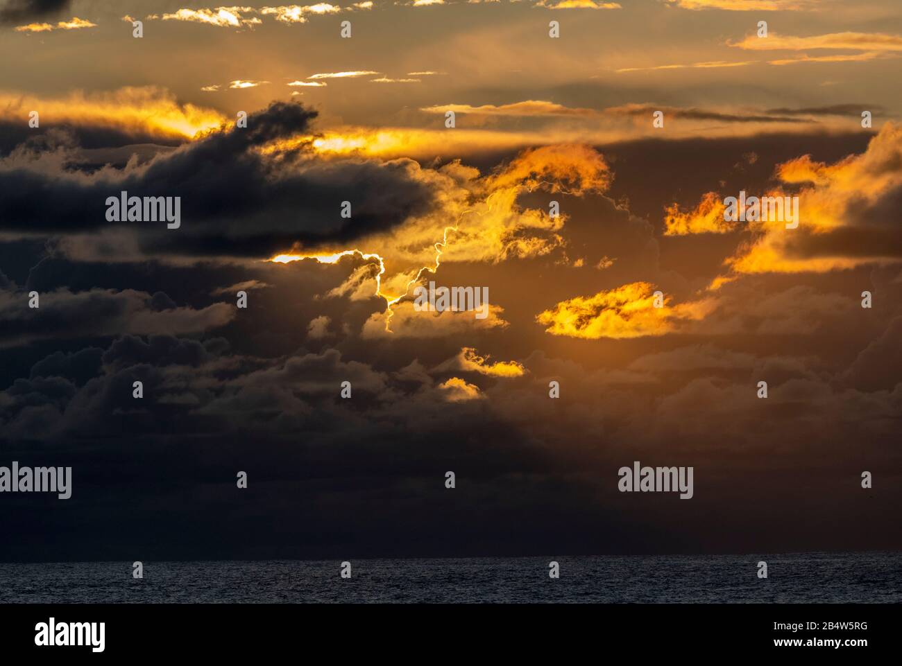 Stürmischer Sonnenuntergang über dem pazifik, vom Point lobos State Reserve, Kalifornien. Stockfoto