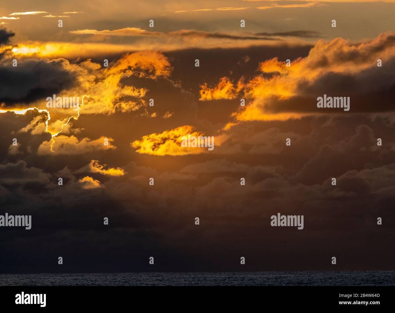 Stürmischer Sonnenuntergang über dem pazifik, vom Point lobos State Reserve, Kalifornien. Stockfoto