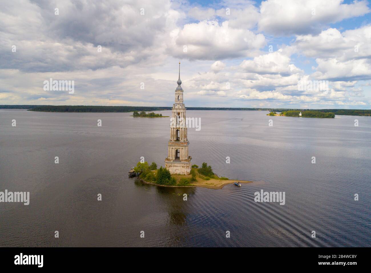 Blick auf den überfluteten Kirchturm der St. Nikolaus-Kathedrale am Uglich Reservoir оn ein bewölkter Tag im Juli (Quadrokopter-Schießen). Kalyazin, Russland Stockfoto