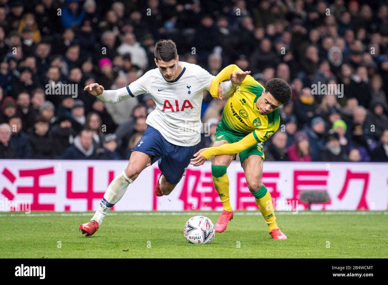 London, ENGLAND - 04. MÄRZ: Erik Lamela von Tottenham Hotspur tritt beim Spiel um die Fünfte Runde des FA Cup BE mit Jamal Lewis aus Norwich City um den Ball an Stockfoto