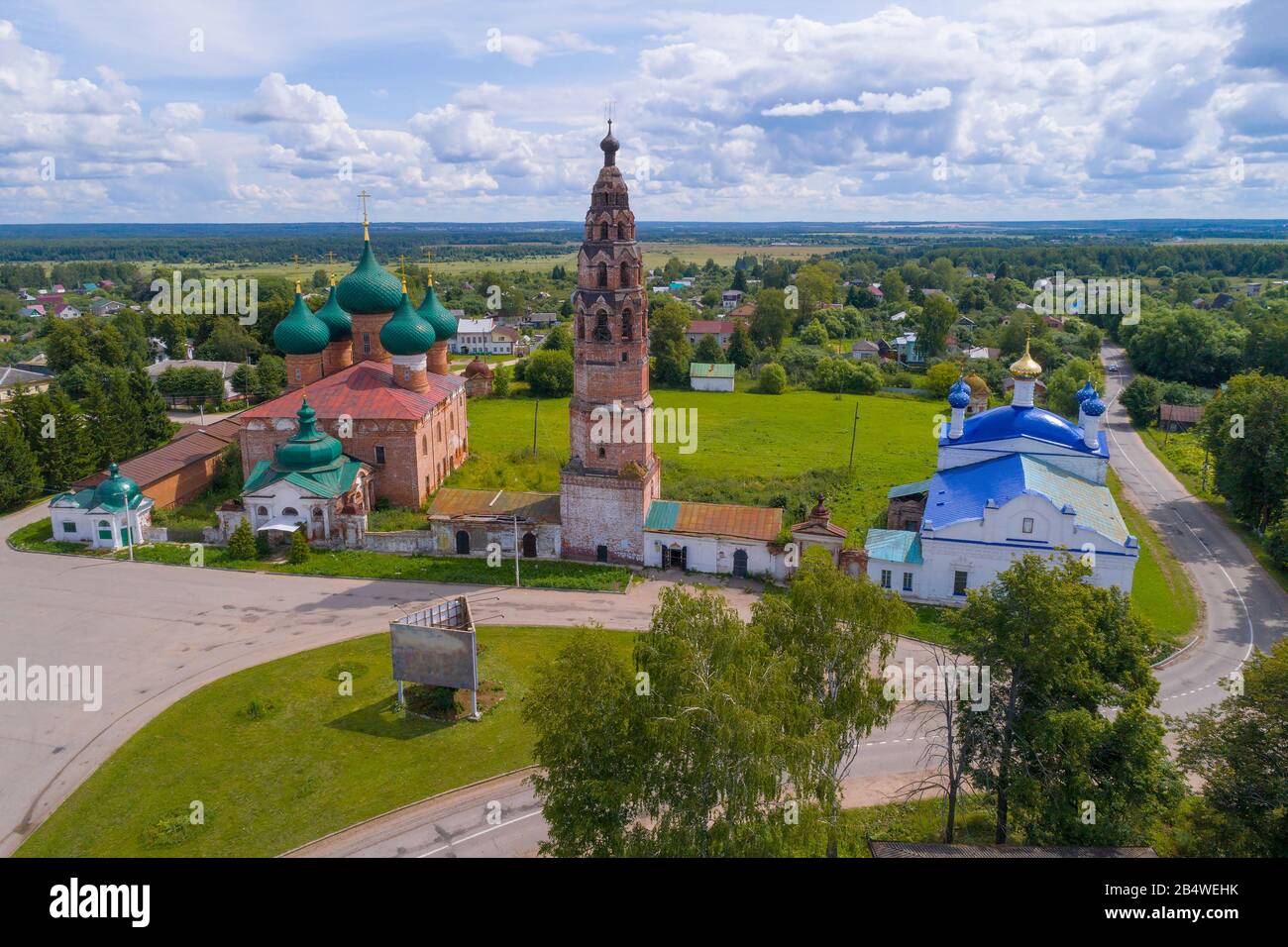 Blick auf die alten Tempel des Dorfes Velikoye an einem sonnigen Julitag (Schießen von einem Quadrocopter). Region Jaroslawl, Russland Stockfoto