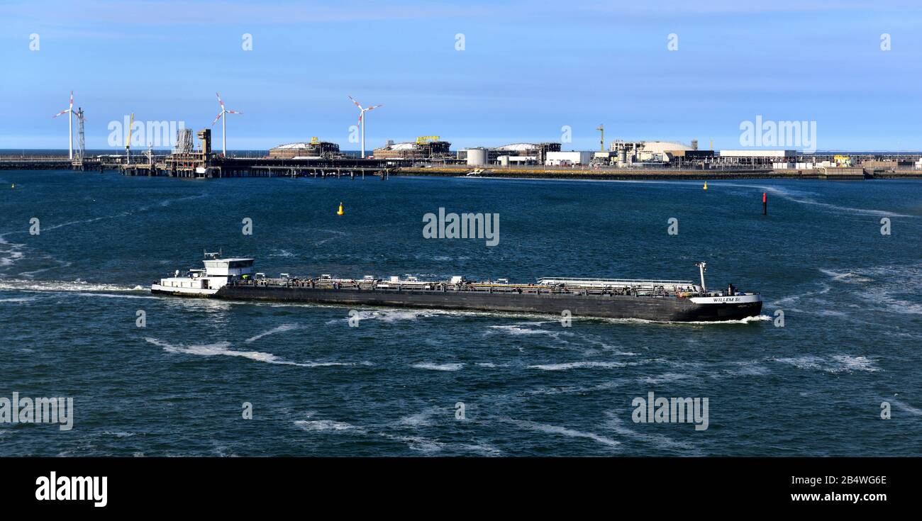 Zeebrudge, Belgien - 29. April 2019:Barge Willem Sr, der in den Hafen eindringt Stockfoto