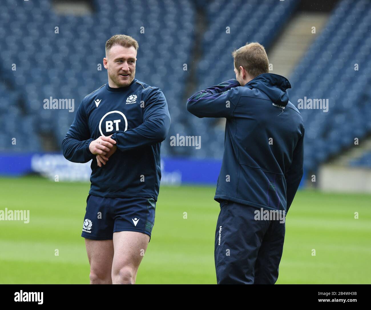 Oriam Sports Performance Center, Riccarton, Edinburgh, Schottland, Großbritannien. März, 20. Guinness Six Nations Match gegen Frankreich im Murrayfield. Coronavirus VORSICHTS Rugby Kapitän Stuart Hogg Ellenbogen Bumps Assist Coach Chris Paterson. Kredit: Eric mccowat/Alamy Live News Stockfoto