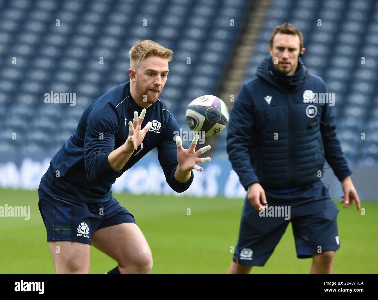 BT Murrayfield Stadium.Edinburgh.Scotland, Großbritannien. März 2020. Scots Rugby Capains Run for Guinness Six Nations Test Scotland vs France Scotland. Scotlands Kyle Steyn in Aktion beobachtet von Assist Coach Mike Blair. Kredit: Eric mccowat/Alamy Live News Stockfoto