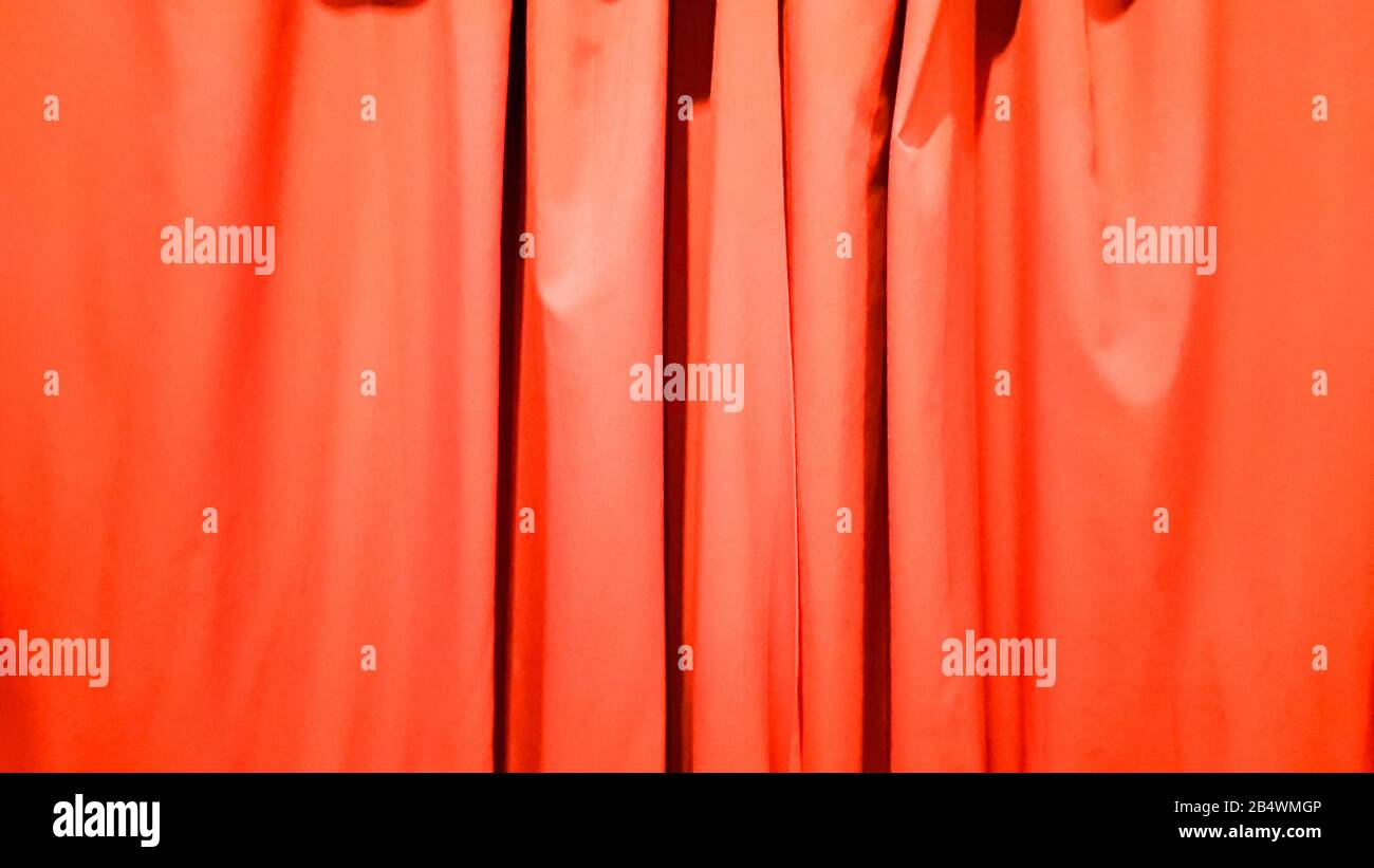 Roter Vorhang für Hintergrund. Hintergrund Aus Seidentuch, Wellen Aus Rotem Satin-Stoff, Abstrakte Textur. Roter Konzertvorhang voller Falten. Stockfoto