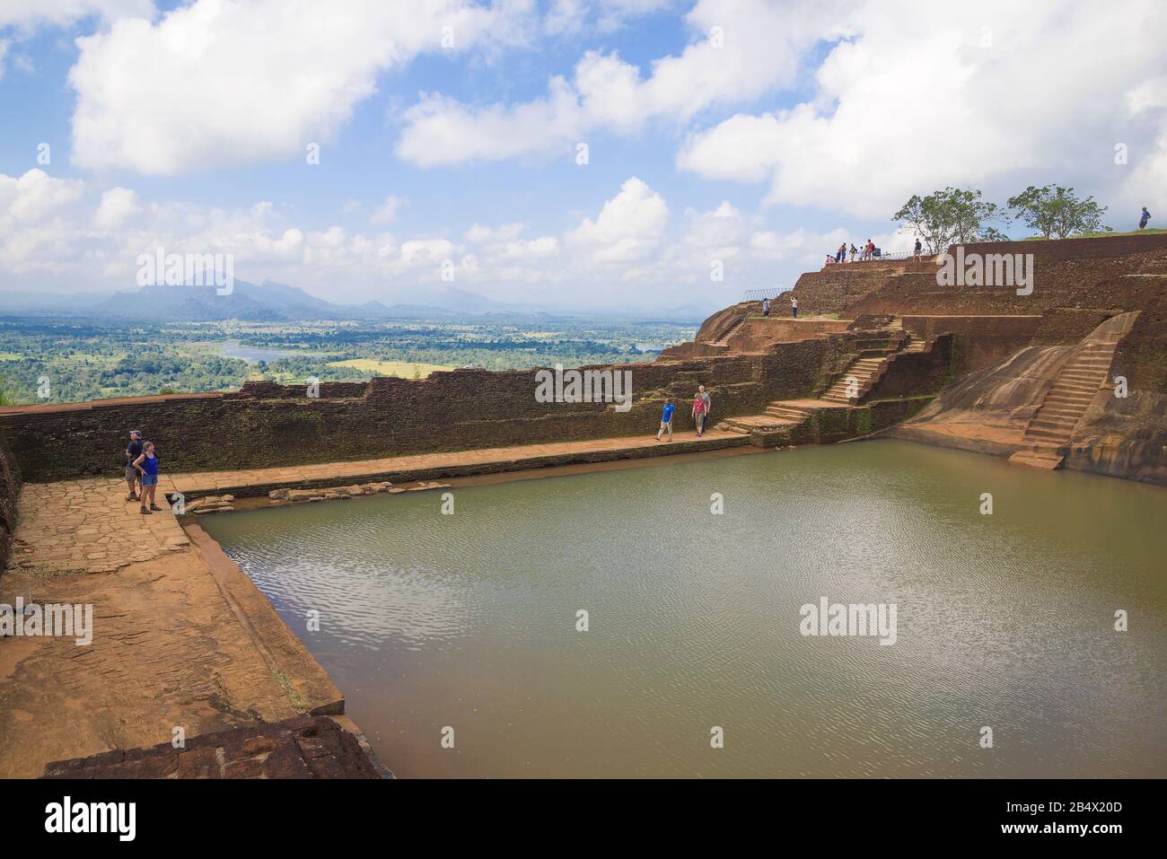 SIGIRIA, SRI LANKA - 16. MÄRZ 2015: Touristen auf den alten Ruinen des königlichen Palastes auf dem Gipfel des Sigiriya-Berges Stockfoto