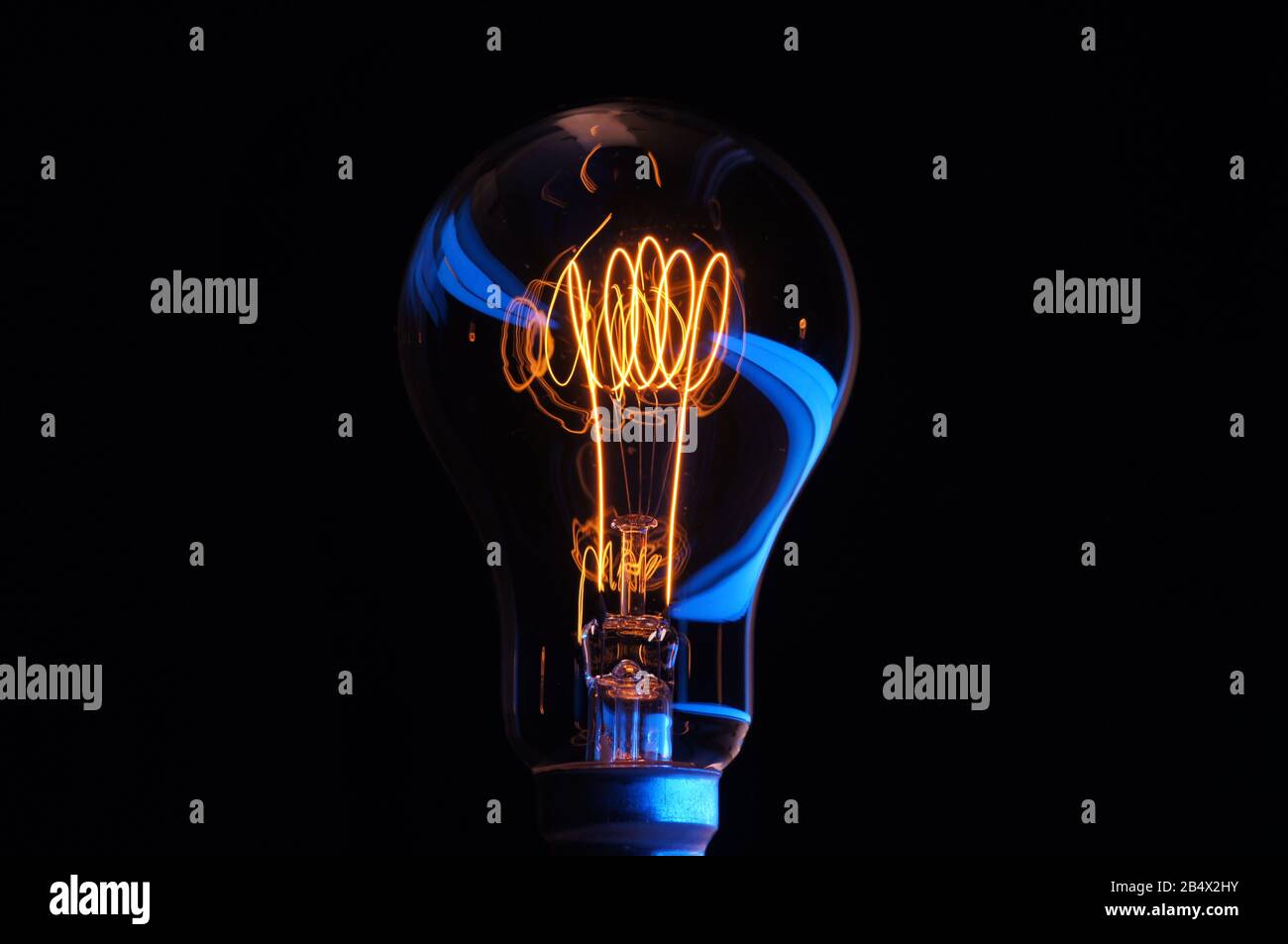 Glühlampe aus Kohlefilm, farblich durch Leuchtstofflampe betont. Stockfoto
