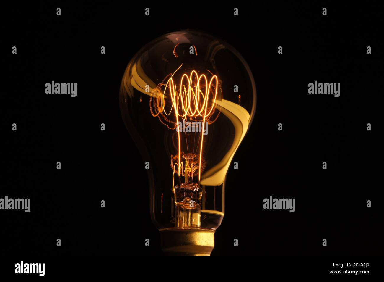 Glühlampe aus Kohlefilm, farblich durch Leuchtstofflampe betont. Stockfoto