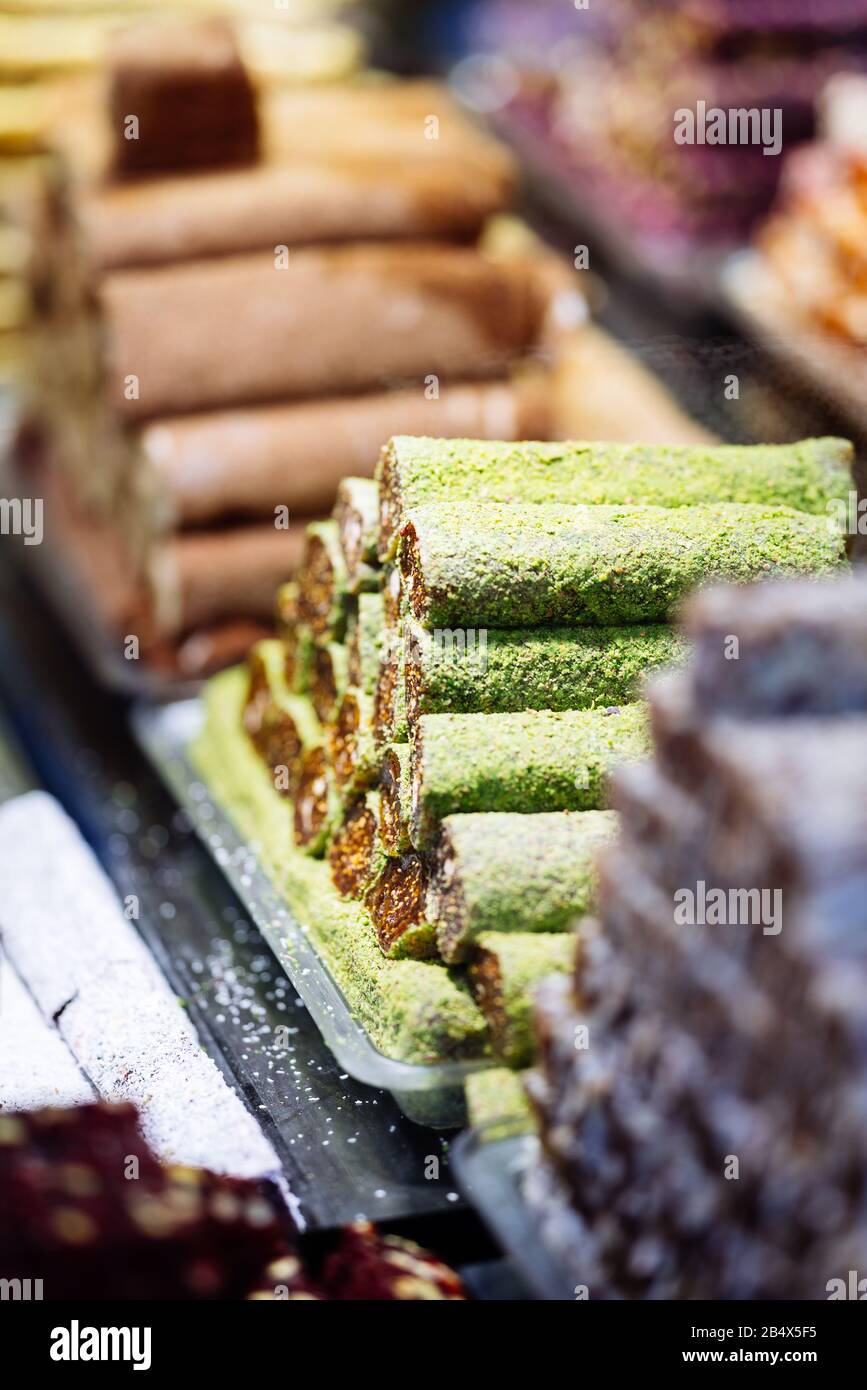 Türkische Delight Brötchen, süße Speisen in der Nähe im Basar in Istanbul, Türkei Stockfoto