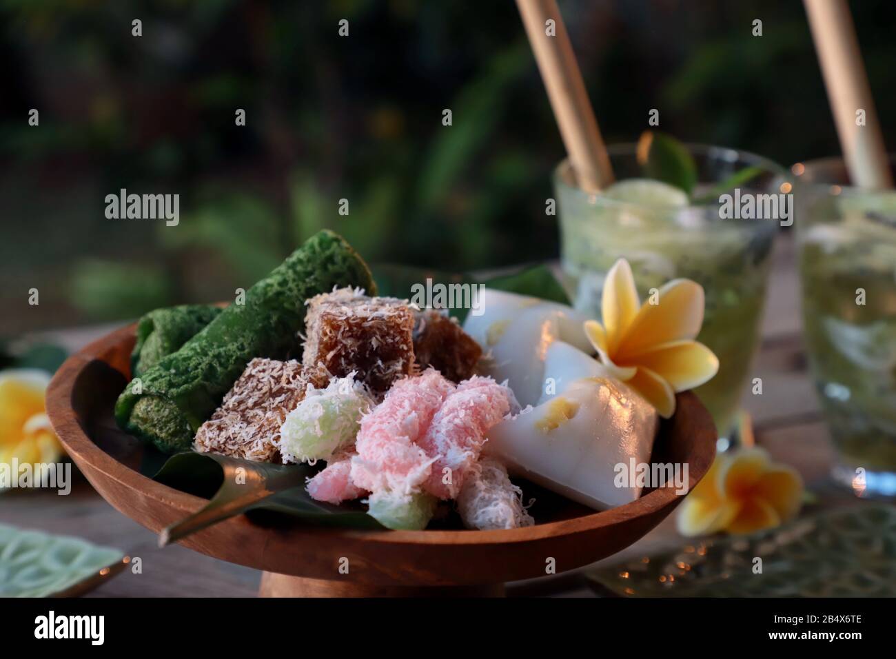 Jaja Bali. Auswahl an traditionellen balinesischen Süßkuchen. Stockfoto