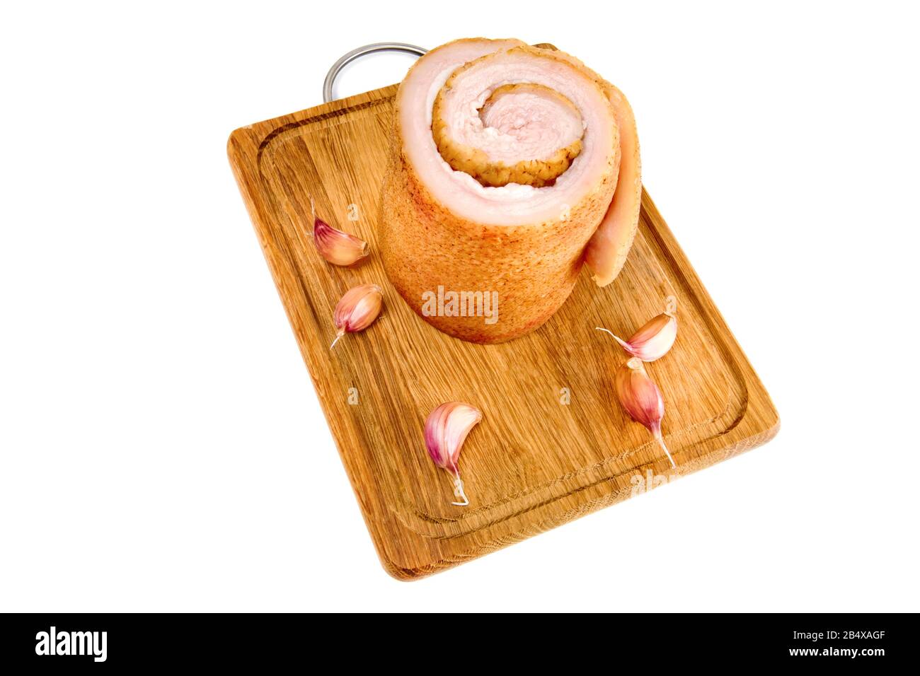 Schweinebauch und nicht geschälter Knoblauch auf Holzbrett isoliert auf weißem Hintergrund. Stockfoto