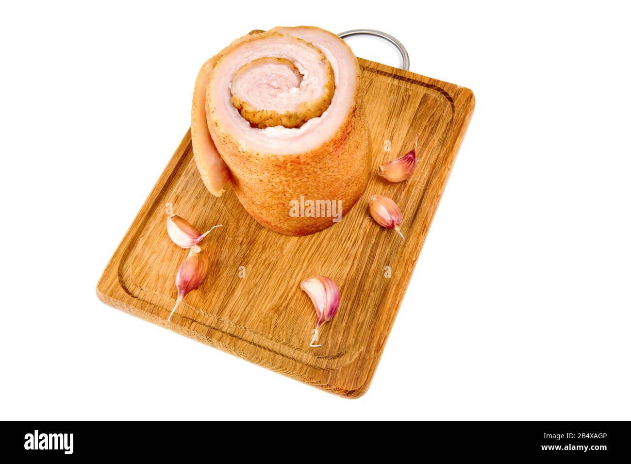Schweinebauch und nicht geschälter Knoblauch auf Holzbrett isoliert auf weißem Hintergrund. Stockfoto