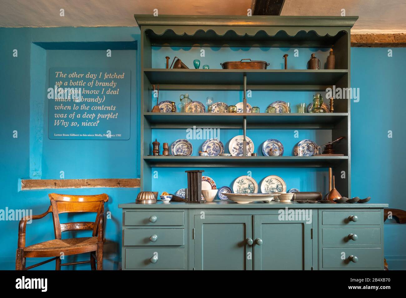 Das Gilbert-Weißhaus, ein Museum über das Leben und Werk des englischen Naturforschers aus dem 18. Jahrhundert, in Selborne, Hampshire, Großbritannien. Im Inneren der Küche. Stockfoto