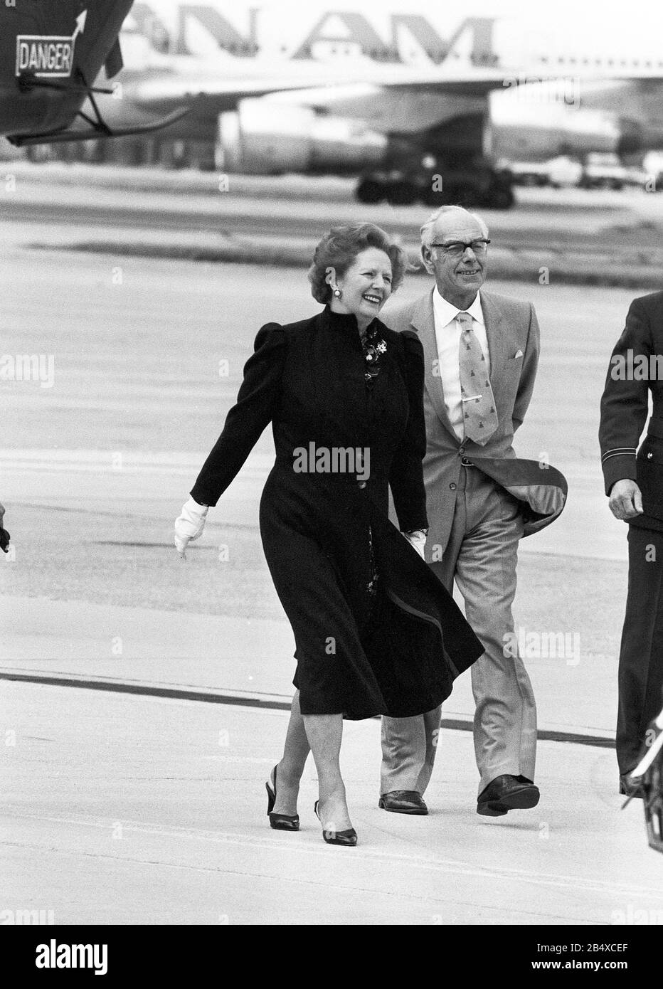 Premierministerin Margaret Thatcher mit Ehemann Denis verlässt im September 1985 den Londoner Flughafen Heathrow. Stockfoto