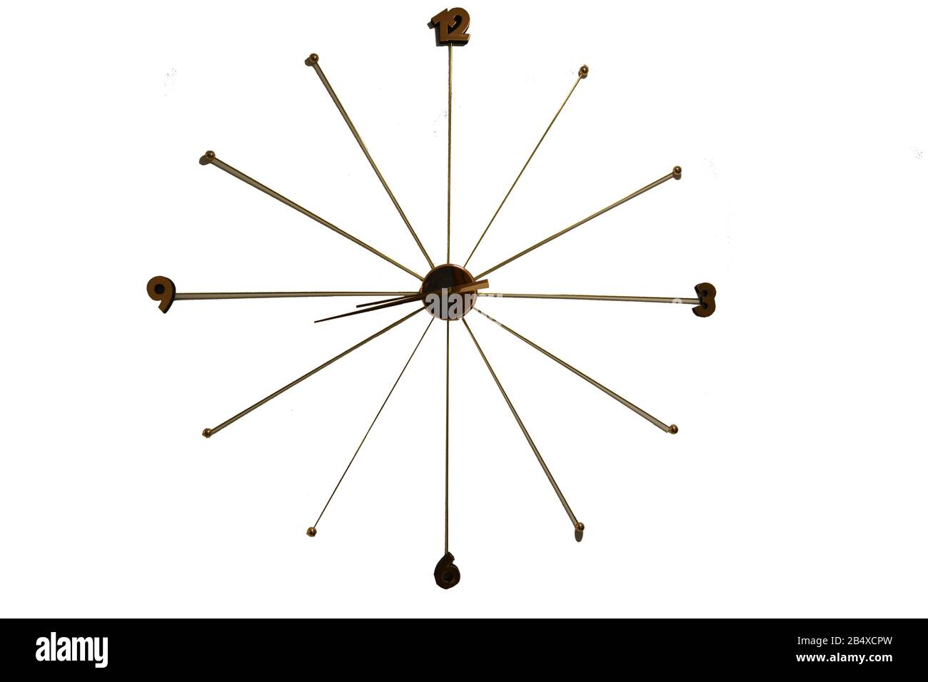 Ein modernes Wanduhrkonzept, das Ihr Haus oder Büro mit einem einzigartigen Design füllt, das sich öffnet. Die Uhr ist aus Kupferleitungen gefertigt! Ein tolles Konzept! Stockfoto