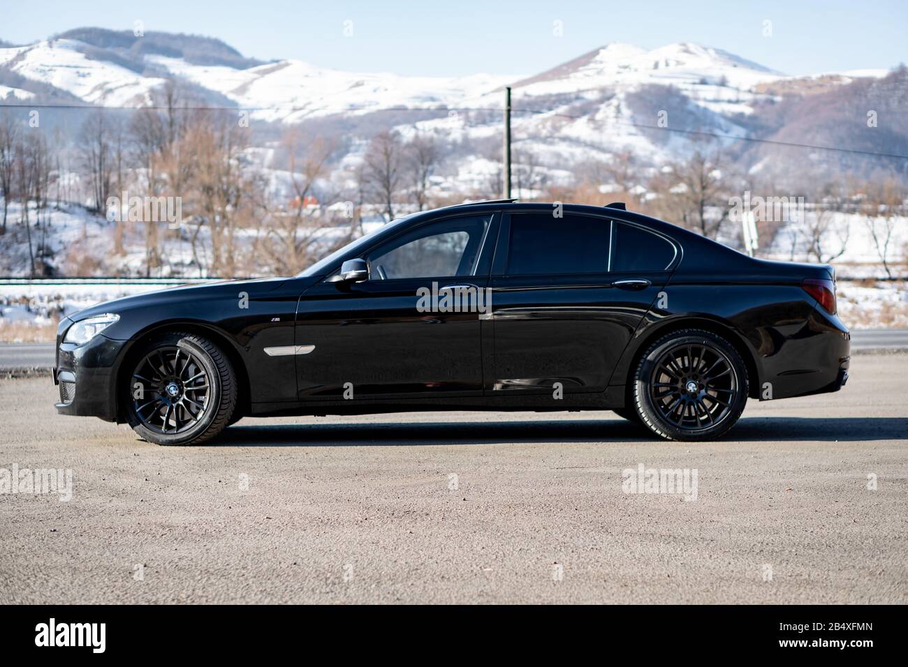 BMW 750d xDrive, lange Ausgabe, Automatikgetriebe, professionelle Navigation, matte schwarze Verzierungen, 20-Zoll-Leichtmetallräder, weißes Lederinterior, M Stockfoto