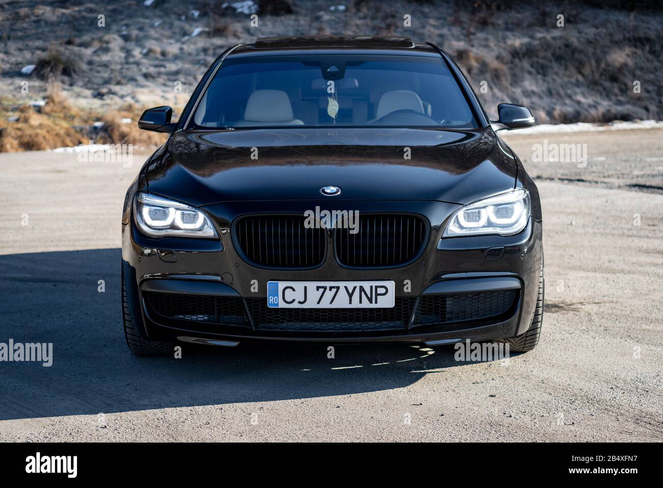 BMW 750d xDrive, lange Ausgabe, Automatikgetriebe, professionelle Navigation, matte schwarze Verzierungen, 20-Zoll-Leichtmetallräder, weißes Lederinterior, M Stockfoto