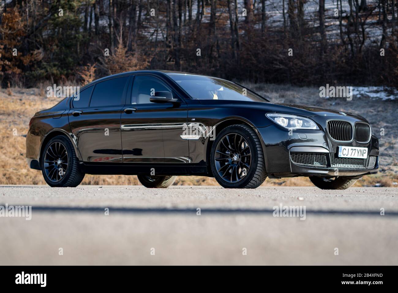 BMW 750d xDrive, lange Ausgabe, Automatikgetriebe, professionelle Navigation, matte schwarze Verzierungen, 20-Zoll-Leichtmetallräder, weißes Lederinterior, M Stockfoto