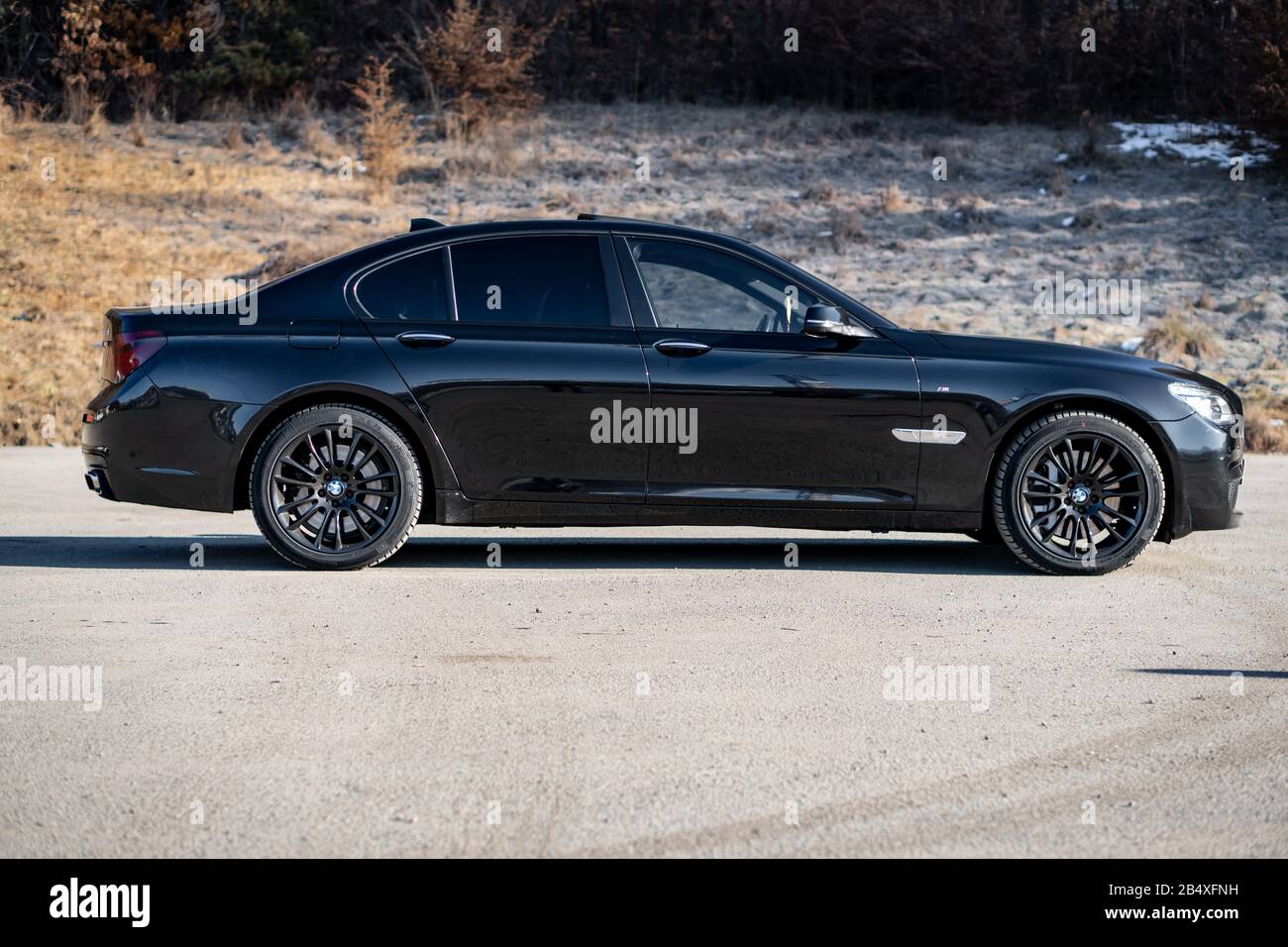 BMW 750d xDrive, lange Ausgabe, Automatikgetriebe, professionelle Navigation, matte schwarze Verzierungen, 20-Zoll-Leichtmetallräder, weißes Lederinterior, M Stockfoto