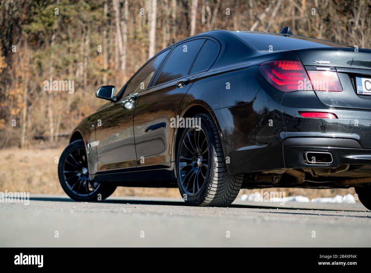 BMW 750d xDrive, lange Ausgabe, Automatikgetriebe, professionelle Navigation, matte schwarze Verzierungen, 20-Zoll-Leichtmetallräder, weißes Lederinterior, M Stockfoto