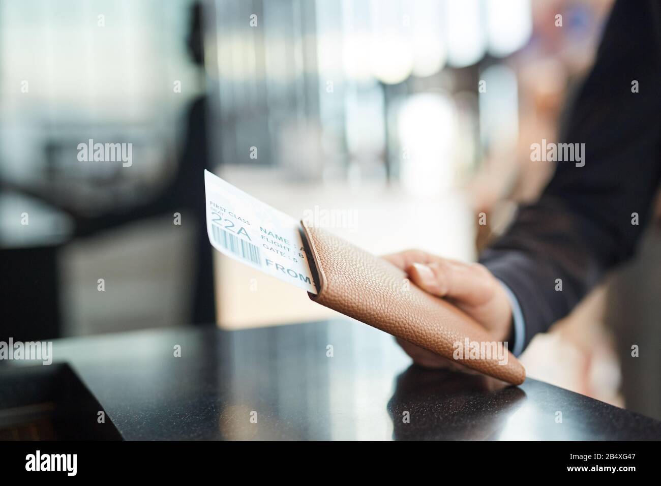 Horizontaler Nahschuss von der Hand des älteren Mannes mit Pass und Flugticket, Kopierraum Stockfoto