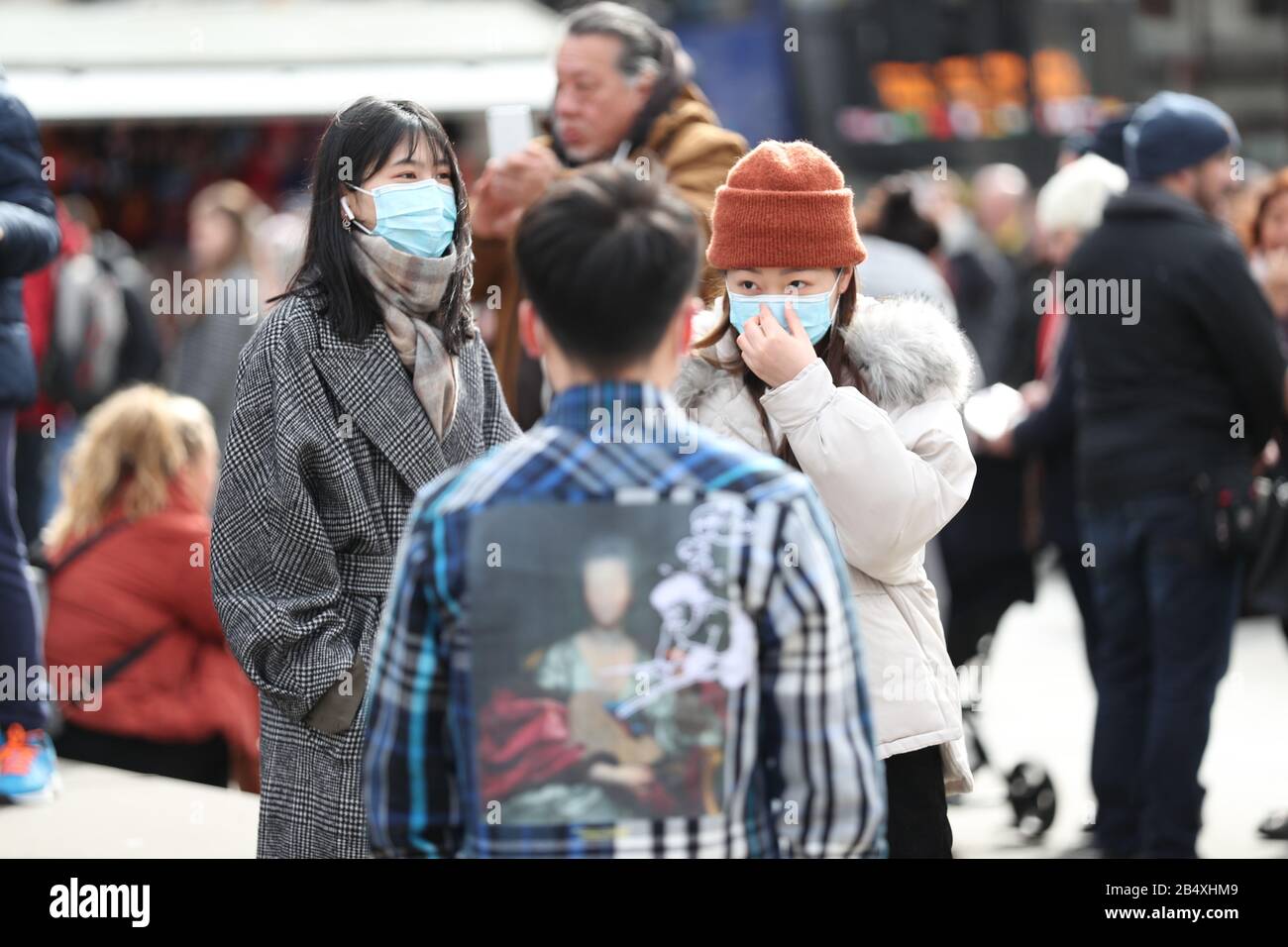 Menschen, die Gesichtsmasken im Piccadilly Circus, London tragen. Stockfoto