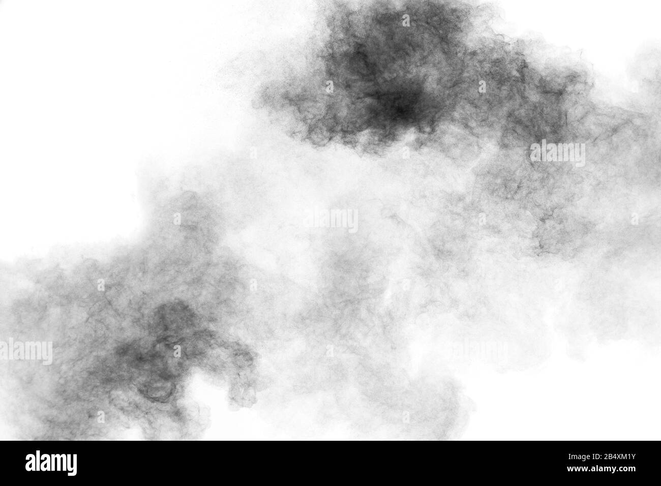 Explosion des Schwarzpulvers vor weißem Hintergrund.Staubpartikel der Kohle weht. Stockfoto