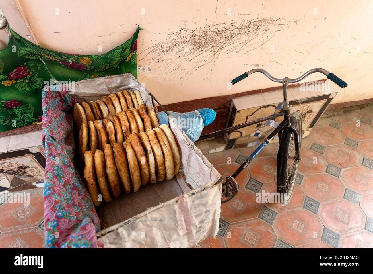 Backen von traditionellem usbekischem Brot in einer kleinen Bäckerei in Buchara, Usbekistan Stockfoto