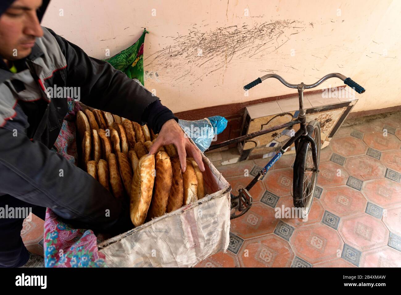 Backen von traditionellem usbekischem Brot in einer kleinen Bäckerei in Buchara, Usbekistan Stockfoto