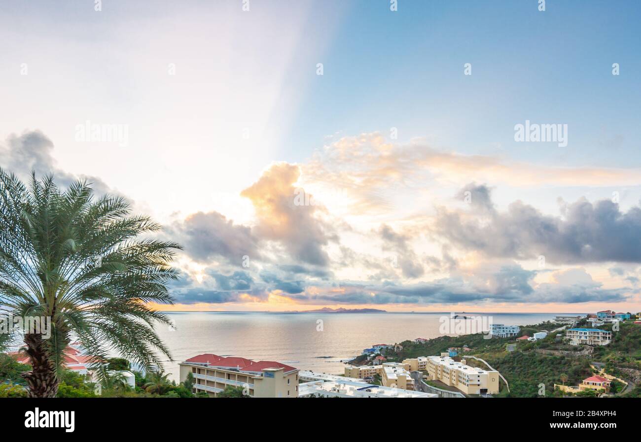 Blick auf St Barts von St Martin mit Hotels und Villen im Vordergrund, Sint Maarten Stockfoto