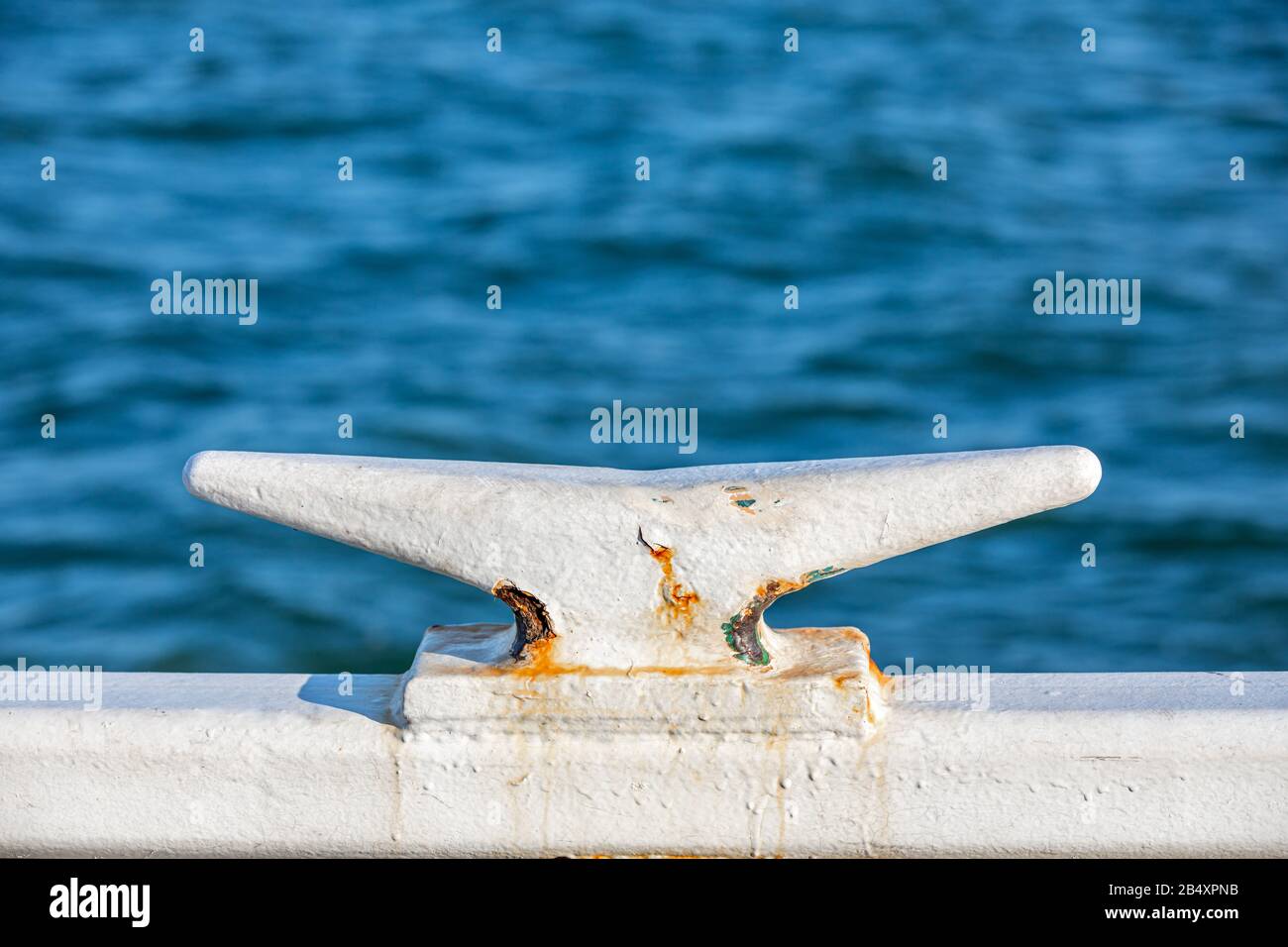 Große weiße Metallklette auf einem Boot Stockfoto