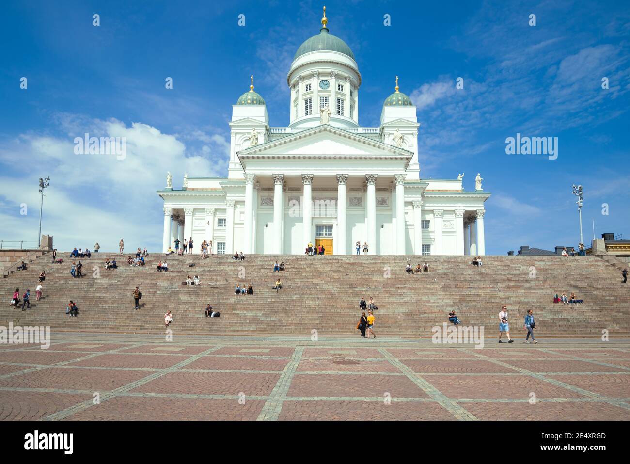 Helsinki, FINNLAND - 11. JUNI 2017: Blick auf die Lutherische Kathedrale St. Nikolaus auf dem Senatsplatz an einem Juni-Nachmittag Stockfoto