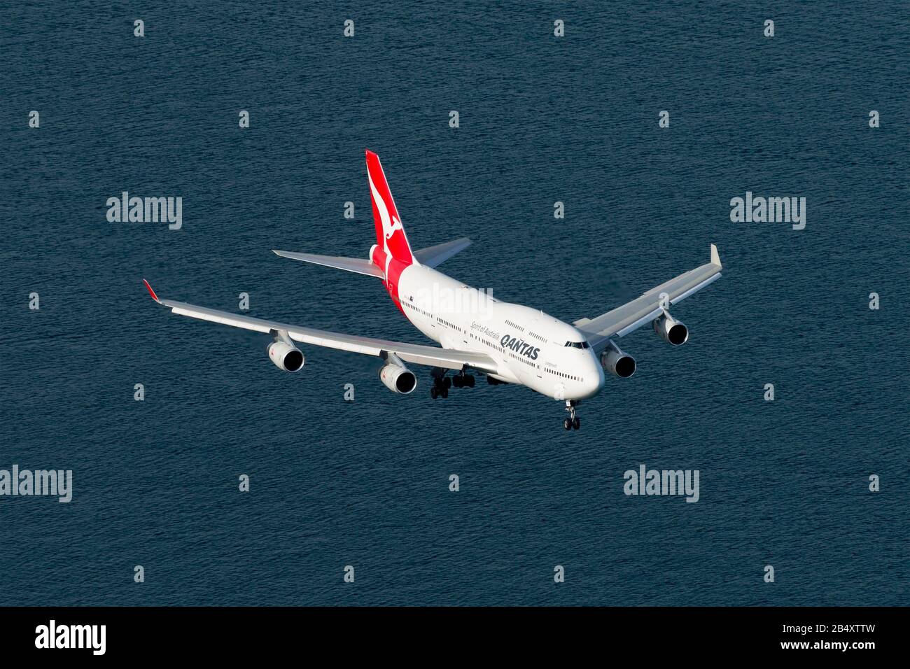 Flugzeuge der Qantas Airways Boeing 747 über Botany Bay Waters. Langstrecke B747 auf dem letzten Weg zum Sydney Kingsford Smith International Airport. VH-OJS. Stockfoto