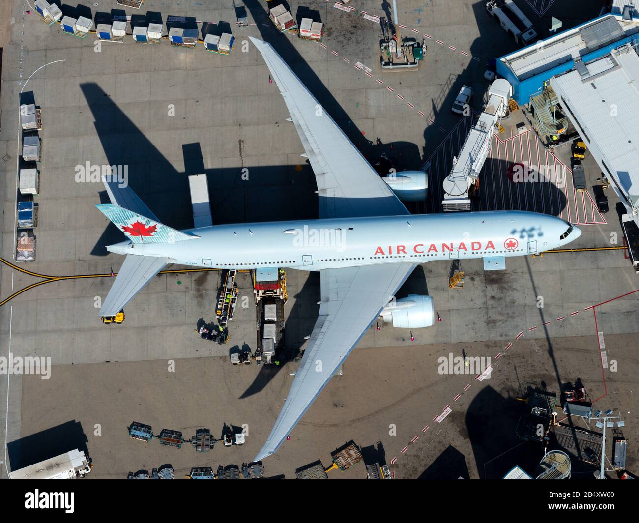 Air Canada Boeing 777 parkte auf der internationalen Flughafen-Terminal-Jet-Brücke in Sydney, Australien. Boeing 777-200 eingehend aus Vancouver, Kanada. C-FIVK. Stockfoto