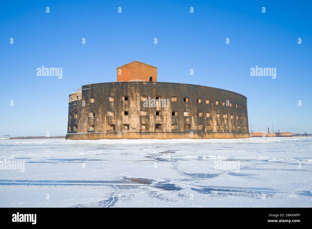 Das alte Meeresfort "Kaiser Alexander der Erste" (Plage) auf dem Eis des finnischen Meerbusens. Kronstadt, St. Petersburg Stockfoto