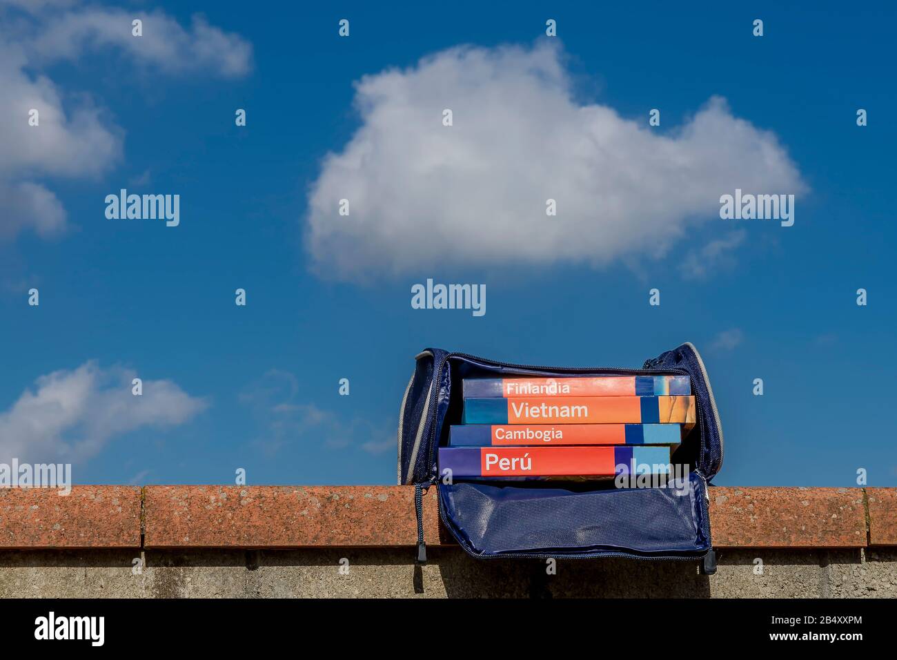 Gruppe gedruckter Touristenführer in einer Tasche gegen den blauen Himmel mit einigen Wolken Stockfoto