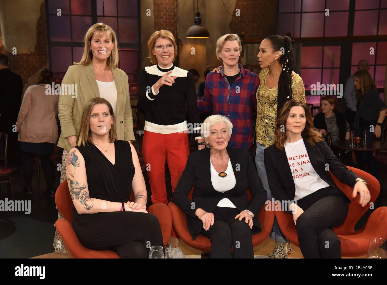 06. März 2020, Nordrhein-Westfalen, Köln: Nicole Staudinger, l-r, Bettina Böttinger, Laura Kampf, Barbara Becker, vor Anastasia Biefang, Renate Schmidt und Christina Hecke sind Gäste der WDR-Talkshow "Kölner Treff". Foto: Horst Galluschka / dpa / Horst Galluschka dpa Stockfoto