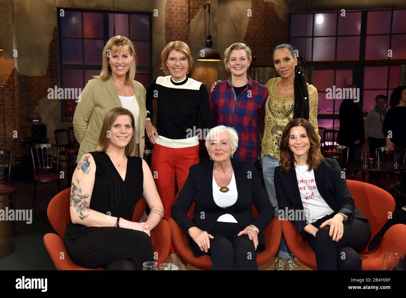 06. März 2020, Nordrhein-Westfalen, Köln: Nicole Staudinger, l-r, Bettina Böttinger, Laura Kampf, Barbara Becker, vor Anastasia Biefang, Renate Schmidt und Christina Hecke sind Gäste der WDR-Talkshow "Kölner Treff". Foto: Horst Galluschka / dpa / Horst Galluschka dpa Stockfoto