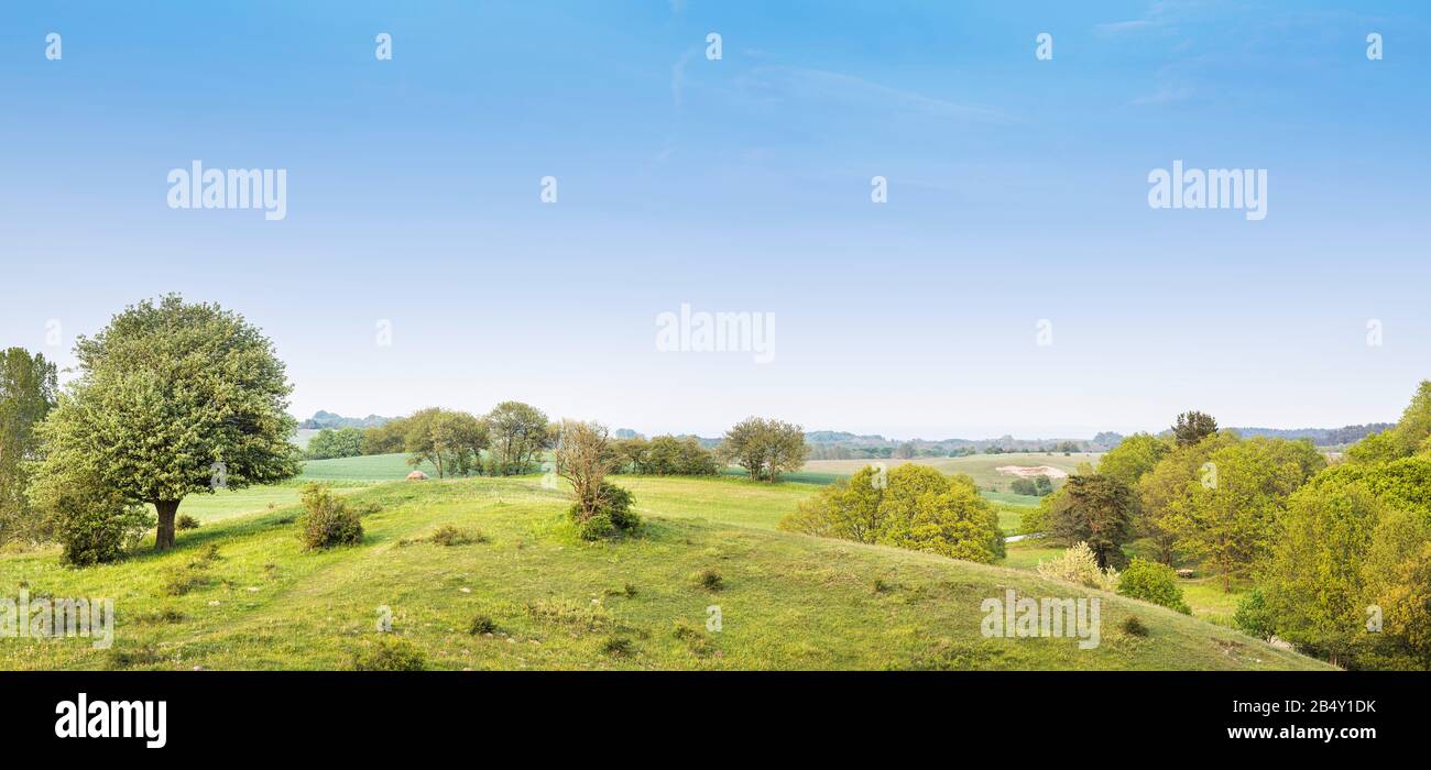 Panoramablick auf die schöne ländliche Landschaft auf den Hügeln von Brosarp im Frühling, Osterlen, Skane, Schweden, Skandinavien Stockfoto